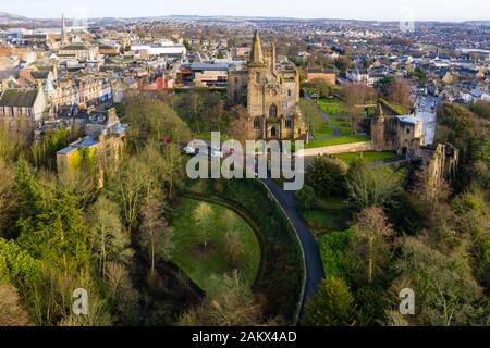 Luftaufnahme von Dunfermlne Abtei und Palast neben Pittencrieff Park, Dunfermline, Fife, Schottland, Großbritannien Stockfoto