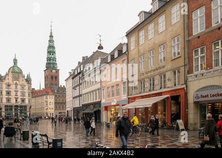 Leute Einkaufen an einem regnerischen Tag in Kopenhagen auf der Fußgängerzone auf der Stroget. Stockfoto