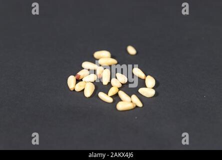 Pinienkernen auf schwarzem Hintergrund Stockfoto