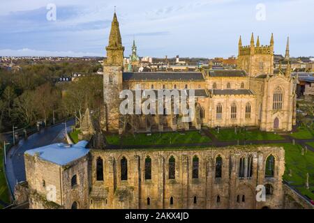 Luftaufnahme von Dunfermlne Abtei und Palace, Dunfermline, Fife, Schottland, Großbritannien Stockfoto