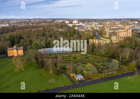 Luftaufnahme von Dunfermlne Abtei und Palast von Pittencrieff Park, Dunfermline, Fife, Schottland, Großbritannien Stockfoto
