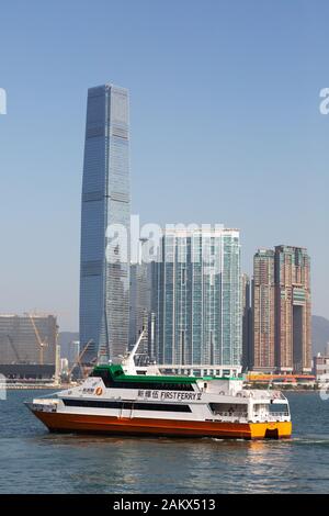 Hongkong Erste Fähre macht sich an einem sonnigen Tag im november über den Hafen von Hongkong, Hongkong Asien, auf den Weg Stockfoto