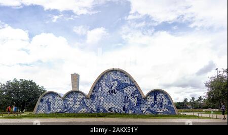 Äußere der Kapelle und Kirche zu Ehren des Heiligen Francisco De Asis vom Architekten Oscar Niemeyer entworfen, um gegen einen blau-weißen Himmel imitiert die Stockfoto