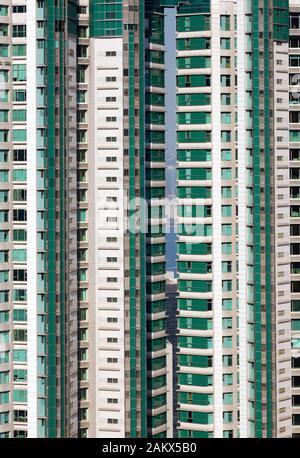 Wolkenkratzer in Hongkong - Nahansicht des grünen Wolkenkratzers mit Wohnunterkünften, Hong Kong Island, Hong Kong Asia Stockfoto