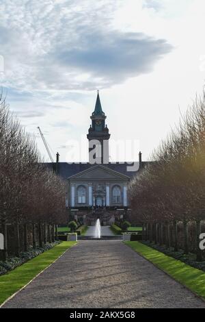 Ein alter Uhrturm und ein blauer Winterhimmel Stockfoto