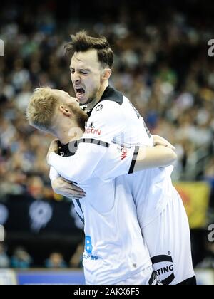 Berlin, 12. Januar 2019: Die Handballspieler Matthias Musche und Patrick Groetzki aus Deutschland feiern den Sieg während eines Spiels Stockfoto