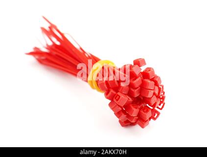 Kunststoff Nylon Kabelbinder closeup auf weißem Hintergrund Stockfoto