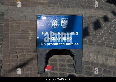 Königliche Hochzeit Tag, Windsor, Berkshire, Großbritannien. 19 Mai, 2018. Ein Polizei Screening anmelden Peascod Straße am Tag der königlichen Hochzeit von Prinz Harry und Meghan Markle. Alle, die in die Stadt kommen musste durch Xray Maschinen zu gehen. Credit: Maureen McLean/Alamy Stockfoto