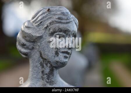 Ein Nahblick auf eine Skulptur einer Frau, die zur Seite schaut Stockfoto