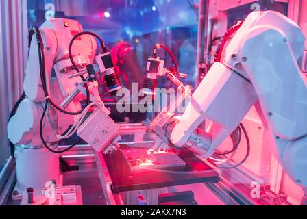 Roboterarm Fang für electronic assembly line. Der Roboter für die intelligente Technologie der Fertigung. Stockfoto