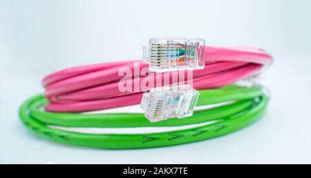 Netzwerk Kabel auf weißem Hintergrund Stockfoto