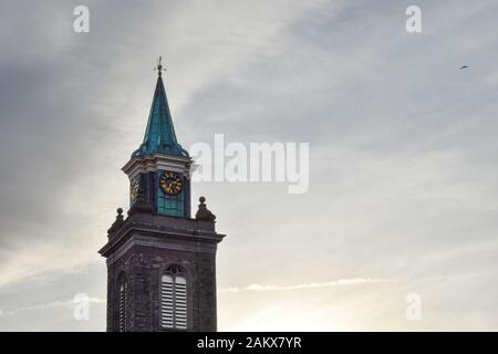 Ein alter Uhrturm und ein blauer Winterhimmel Stockfoto