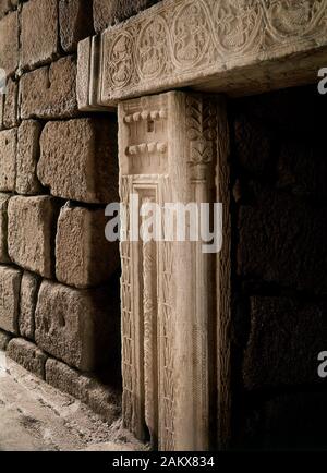 JAMBA Y DINTEL VISIGODO DE LA ENTRADA AL ALJIBE DE MERIDA. Lage: Alcazaba. Badajoz. Spanien. Stockfoto