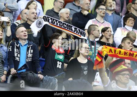 Berlin, 14. Januar 2019: Deutschlands Schal wurde während der Handball-Weltmeisterschaft 2019 In der Mercedes-Benz Arena von einem deutschen Fan gehisst Stockfoto