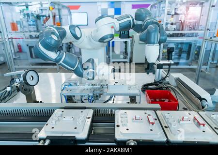 Roboterarm Fang für electronic assembly line. Der Roboter für die intelligente Technologie der Fertigung. Stockfoto