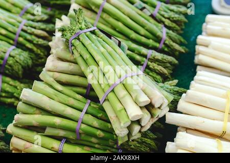 Trauben von frischen, rohen grünen Bio Spargel Gemüse zum Verkauf an Farmers Market. Veganes essen Konzept. Foto- und grünem Spargel. Raw Stockfoto