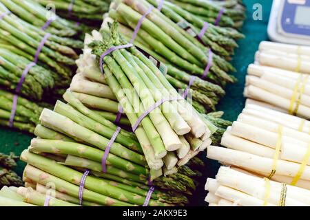 Trauben von frischen, rohen grünen Bio Spargel Gemüse zum Verkauf an Farmers Market. Veganes essen Konzept. Foto- und grünem Spargel. Raw Stockfoto