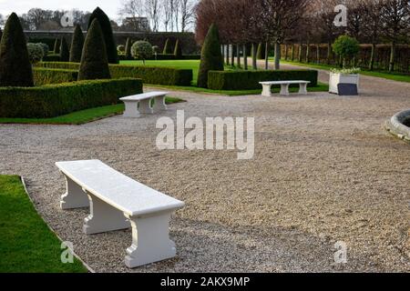 Bänke in einem europäischen Garten an einem klaren Wintertag Stockfoto