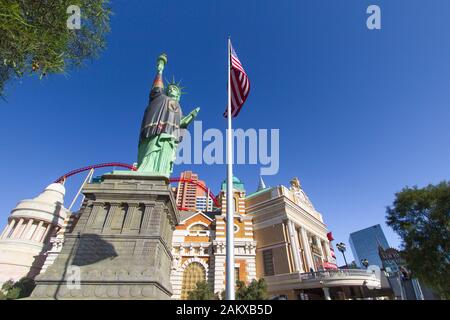 Las Vegas, Nevada - Äußere des New York New York Hotel und Kasino auf dem Las Vegas Strip mit Freiheitsstatue Replik und amerikanische Flagge. Stockfoto