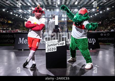 Sindelfingen, Deutschland. 04 Jan, 2020. VfB-Maskottchen Fritzle und RB Leipzig Maskottchen Schikanieren. GES/Fussball/Mercedes-Benz JuniorCup 2020, 04.01.2020 Fußball: Mercedes-Benz JuniorCup 2020, Sindelfingen, Januar 4, 2020 | Verwendung der weltweiten Kredit: dpa/Alamy leben Nachrichten Stockfoto