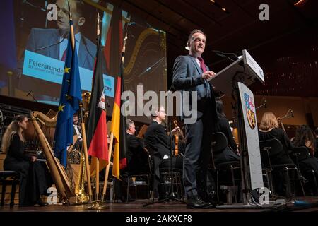 10. Januar 2020, Saarland, Saarbrücken: Heiko Maas (r, SPD), Außenminister der Bundesrepublik Deutschland, spricht zu den Gästen in der aarhundert" Zeremonie. Das Saarland wird 100 Jahre alt an diesem Tag werden - der Ausgangspunkt ist das Inkrafttreten des Vertrags von Versailles am 10.01.1920. Foto: Oliver Dietze/dpa Stockfoto