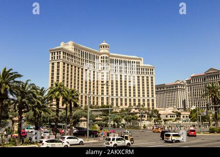 Las Vegas, Nevada, USA - Mai 6, 2019: Der belebten Kreuzung der Las Vegas Boulevard und Flamingo Road mit Ampel auf dem Las Vegas Strip mit werden. Stockfoto