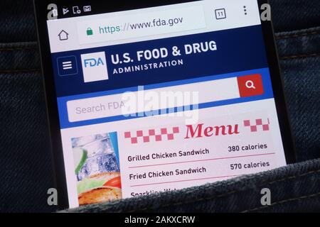 Die Website der US-amerikanischen Food and Drug Administration wird auf dem Smartphone in der Jeans-Tasche versteckt angezeigt Stockfoto