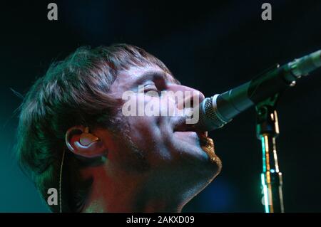 Mailand Italien 12/05/2005 live Konzert der Oase im Alcatraz: Der Sänger Liam Gallagher während des Konzerts Stockfoto