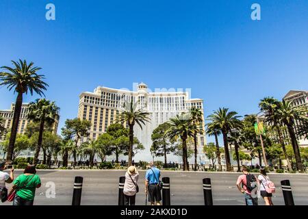 Las Vegas, Nevada, USA - Mai 6, 2019: Touristen stehen auf Gehweg mit zurück in die Kamera sprechen Bilder der Bellagio Brunnen auf dem Las Vegas Stockfoto