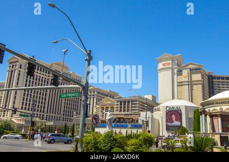 Las Vegas, Nevada, USA - 6. Mai 2019: Belebte Kreuzung mit Straßenschild zum Las Vegas Boulevard. Stockfoto