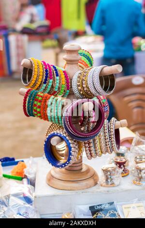 Traditionelle Indische Handgefertigte Bangles mit verschwommenem Hintergrund werden in einem Straßenladen zum Verkauf angeboten. Indisches Handwerk und Kunst Stockfoto