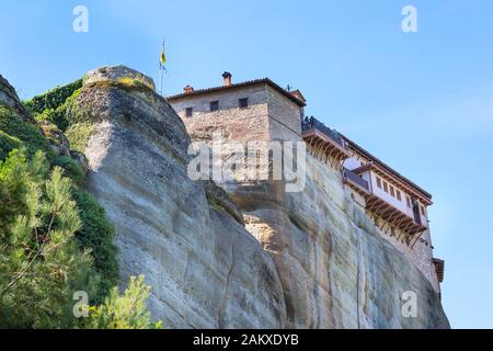 Meteora Kloster auf dem hohen Felsen in den Bergen, Griechenland Stockfoto