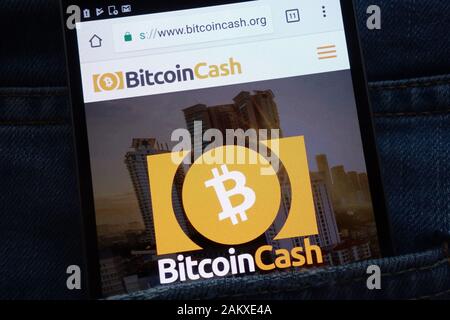 Bitcoin Cash Cryptocurrency Website auf Smartphone in Jeans-Tasche versteckt Stockfoto