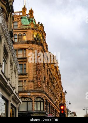 London, Großbritannien - 21. Dezember 2015 Vorderansicht des berühmten Harrods Einkaufszentrums in London, Großbritannien kurz vor Weihnachten Stockfoto