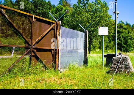 Behrungen, THÜRINGEN, DDR-DENKMAL, DEUTSCHLAND - 27. JUNI 2019 Ehemaliger Grenzzaun der innerdeutschen Grenzen DDR zu Deutschland bei Behrungen Stockfoto