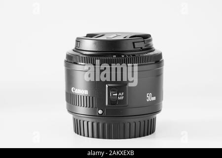 Vertikale Ansicht eines Canon 50-mm-f1,8-Objektivs, Schwarzweißbild. Stockfoto