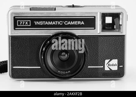 Vorderansicht einer Kompaktkamera mit Kodak Modell 'Instamatic Camera 77x', das Schwarzweißbild in Schwarz-Weiß. Stockfoto