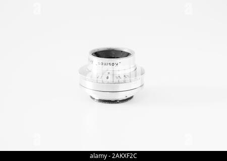 Altes Objektiv, 60 mm Marke "Kosmos", fotografiert auf weißem Hintergrund, in Schwarzweiß aufgenommen. Stockfoto