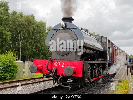 Ein Peak Rail Zug von einer ehemaligen NZB Hunslet "Sparmaßnahmen" Sattel tank Motor bereit von Rowsley Station mit einem Zug nach Matlock abzuweichen. Stockfoto