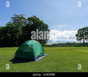 Grünes Zelt Breitete Sich auf dem Gras an der Zeltspreizstelle des Huai Mae Khamin Waterfall, Kanchanaburi, Thailand aus. Stockfoto