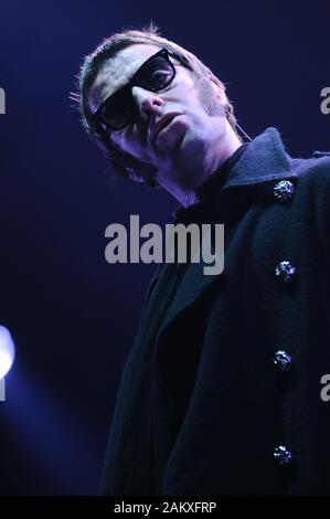 Mailand Italien 02.01.2009, live Konzert der Oase am Forum Assago: Der Sänger Liam Gallagher während des Konzerts Stockfoto