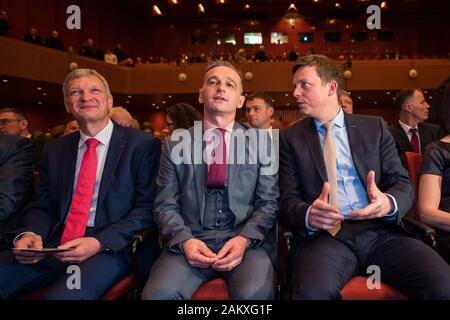 10. Januar 2020, Saarland, Saarbrücken: Tobias Hans (CDU, r), Premierminister von Saarlad, spricht mit Heiko Maas (SPD, M), Außenminister von Deutschland, vor dem Beginn der "aarhundert" Feier, mit dem Präsidenten der saarlaendische Parlament Stephan Toscani (CDU) neben ihm saß. Das Saarland wird 100 Jahre alt an diesem Tag werden - der Ausgangspunkt ist das Inkrafttreten des Vertrags von Versailles am 10.01.1920. Foto: Oliver Dietze/dpa Stockfoto