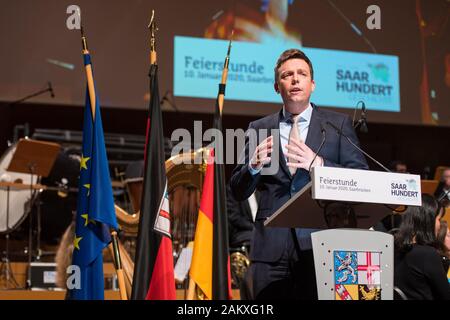 10. Januar 2020, Saarland, Saarbrücken: Tobias Hans (CDU), Ministerpräsident von Saarlad, spricht zu den Gästen in der aarhundert" Zeremonie. Das Saarland wird 100 Jahre alt an diesem Tag werden - der Ausgangspunkt ist das Inkrafttreten des Vertrags von Versailles am 10.01.1920. Foto: Oliver Dietze/dpa Stockfoto