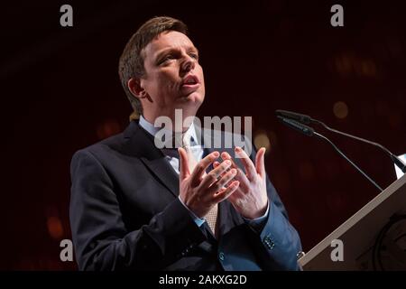 10. Januar 2020, Saarland, Saarbrücken: Tobias Hans (CDU), Ministerpräsident von Saarlad, spricht zu den Gästen in der aarhundert" Zeremonie. Das Saarland wird 100 Jahre alt an diesem Tag werden - der Ausgangspunkt ist das Inkrafttreten des Vertrags von Versailles am 10.01.1920. Foto: Oliver Dietze/dpa Stockfoto