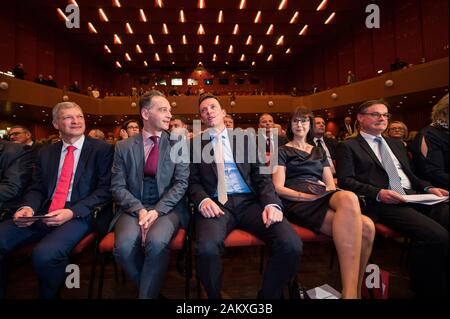 10. Januar 2020, Saarland, Saarbrücken: Stephan Toscani (CDU, l-r), Präsident des Landtages des Saarlandes, Heiko Maas (SPD), Außenminister von Deutschland, Tobias Hans (CDU), Ministerpräsident von Saarlad, Tanja Hans und Gastredner Jörn Leonhard sitzen in der ersten Reihe vor dem Beginn des aarhundert" Zeremonie. Das Saarland wird 100 Jahre alt an diesem Tag werden - der Ausgangspunkt ist das Inkrafttreten des Vertrags von Versailles am 10.01.1920. Foto: Oliver Dietze/dpa Stockfoto