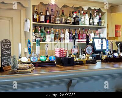 Die sehr ordentlich und sauber Bar eines kleinen Landes Hotel bereit für die Kunden und bietet eine Auswahl an echten und Biere und Ales. Stockfoto