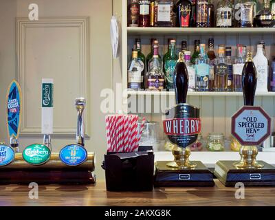 Die sehr ordentlich und sauber Bar eines kleinen Landes Hotel bereit für die Kunden und bietet eine Auswahl an echten und Biere und Ales. Stockfoto