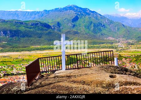 Panoramablick auf Meteora, weißes Kreuz und Stadt Kalambaka, Griechenland Stockfoto