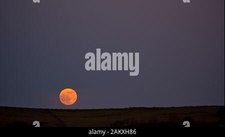 Wetter in Großbritannien erste vollständige Wolf Mond Penumbral Eclipse 10 Januar 2020 steigt in der Nähe von Royston Felsen, Derbyshire Stockfoto