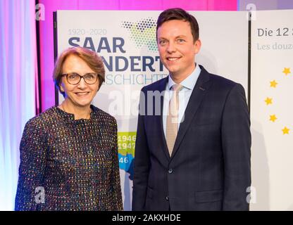 10. Januar 2020, Saarland, Saarbrücken: Tobias Hans (CDU, r), Premierminister von Saarlad, und Anne-Marie Descôtes, Botschafter Frankreichs in Deutschland, stehen zusammen vor Beginn des aarhundert" Feier. Das Saarland wird 100 Jahre alt an diesem Tag werden - der Ausgangspunkt ist das Inkrafttreten des Vertrags von Versailles am 10.01.1920. Foto: Oliver Dietze/dpa Stockfoto